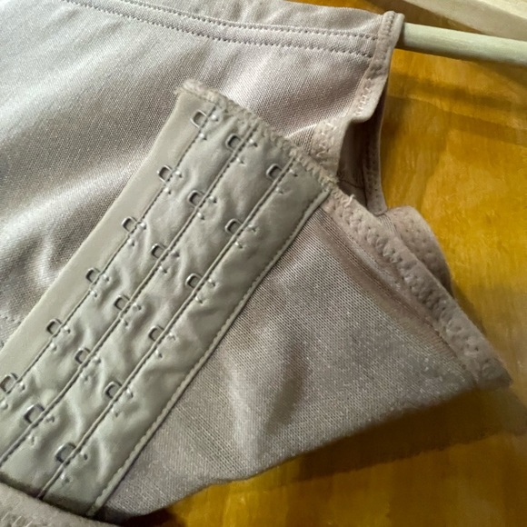 Skims Waist Trainer - Picture 5 of 9